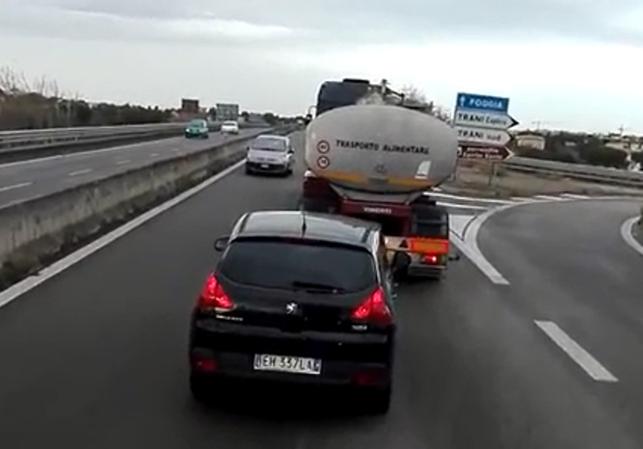 Trani Auto In Contromano Sulla Ss16 Ma Un Camionista Evita Il Peggio Autoblog