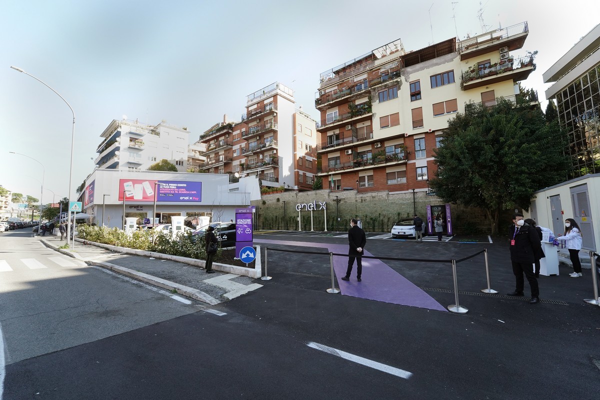 Enel X porta la ricarica HPC fino a 350 kW nel nuovo store di Roma