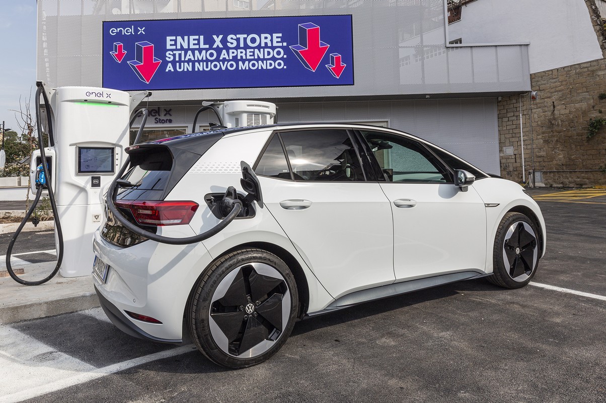 Enel X porta la ricarica HPC fino a 350 kW nel nuovo store di Roma