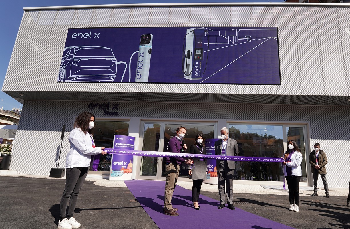 Taglio del nastro Enel X store Roma con Virginia Raggi
