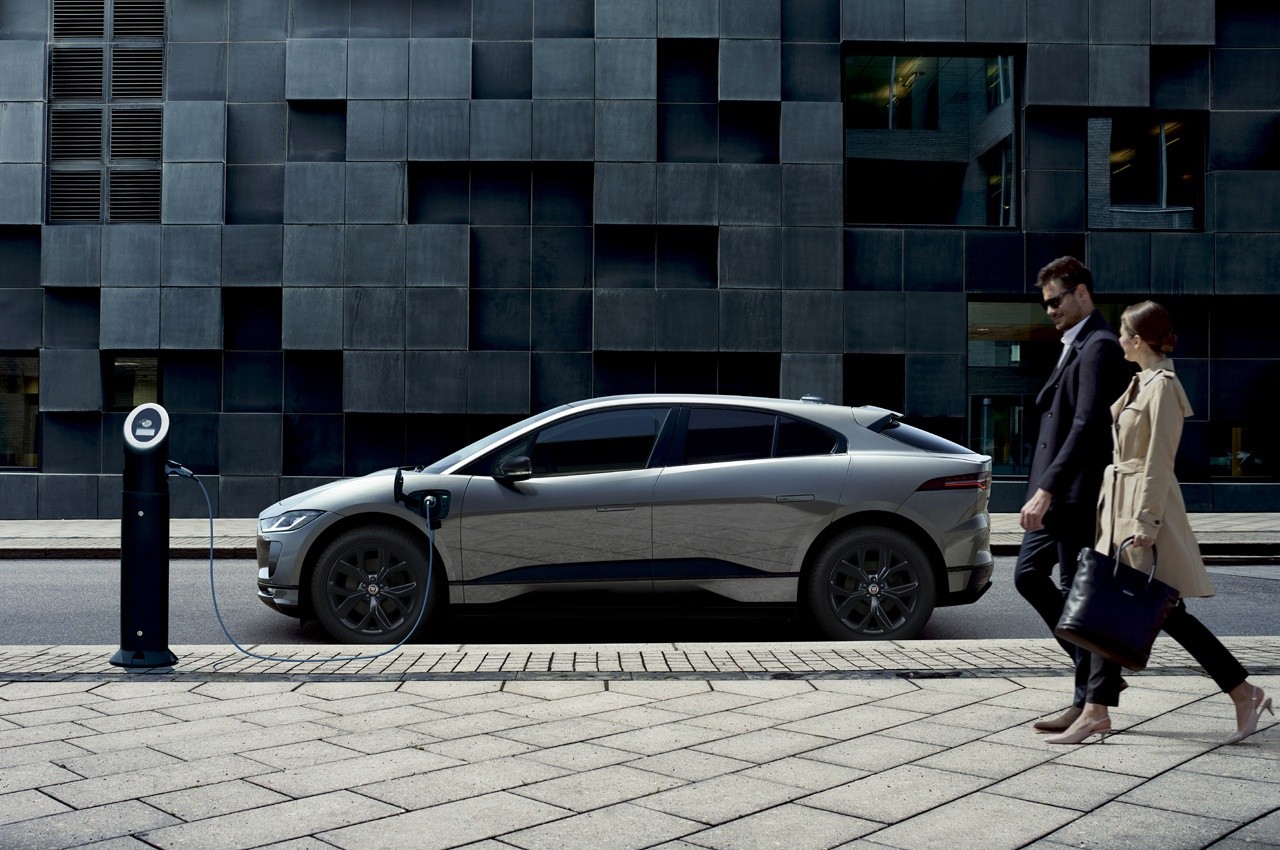 Jaguar i-Pace Black: immagini ufficiali