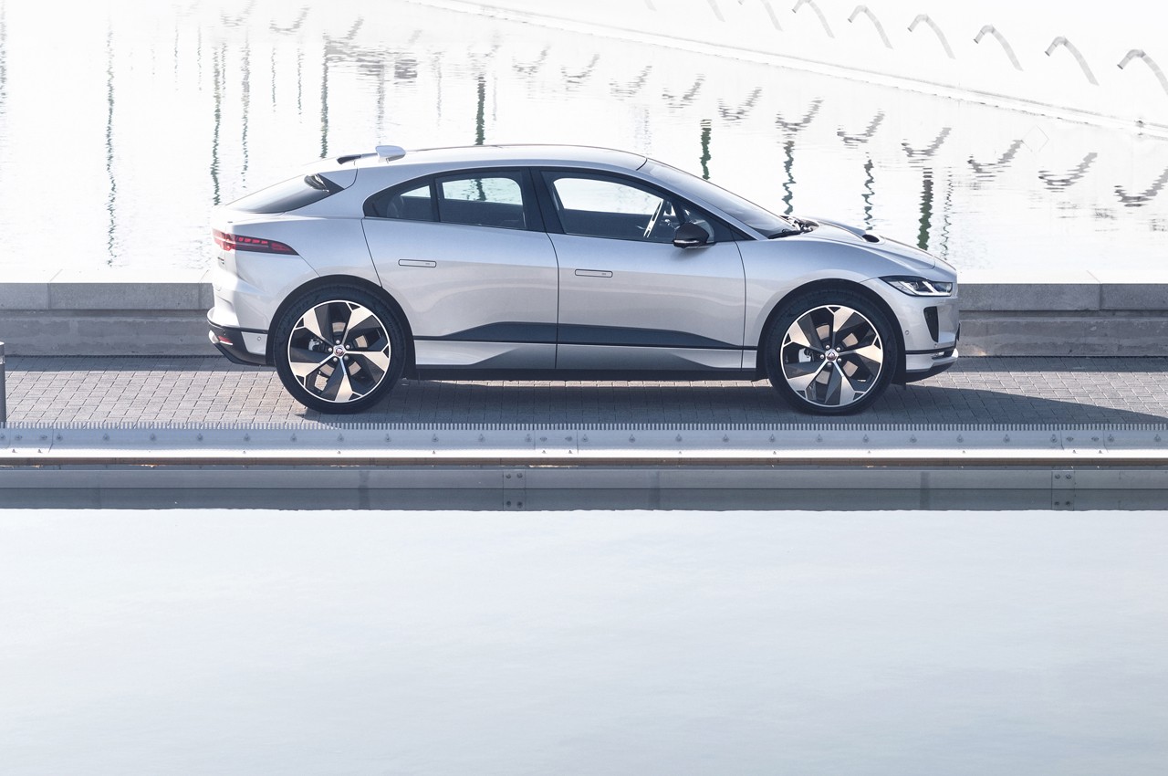 Jaguar i-Pace Black: immagini ufficiali
