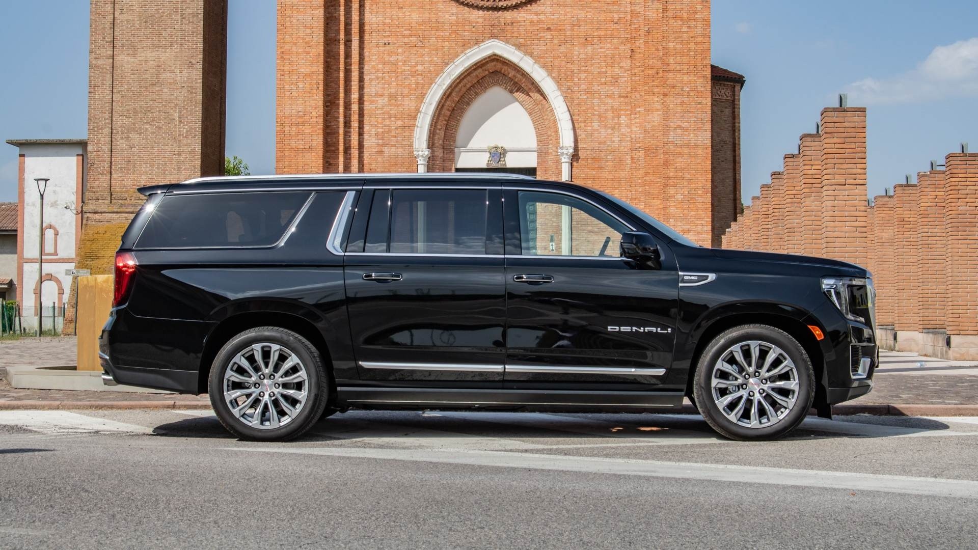 GMC Yucon Denali: le immagini ufficiali