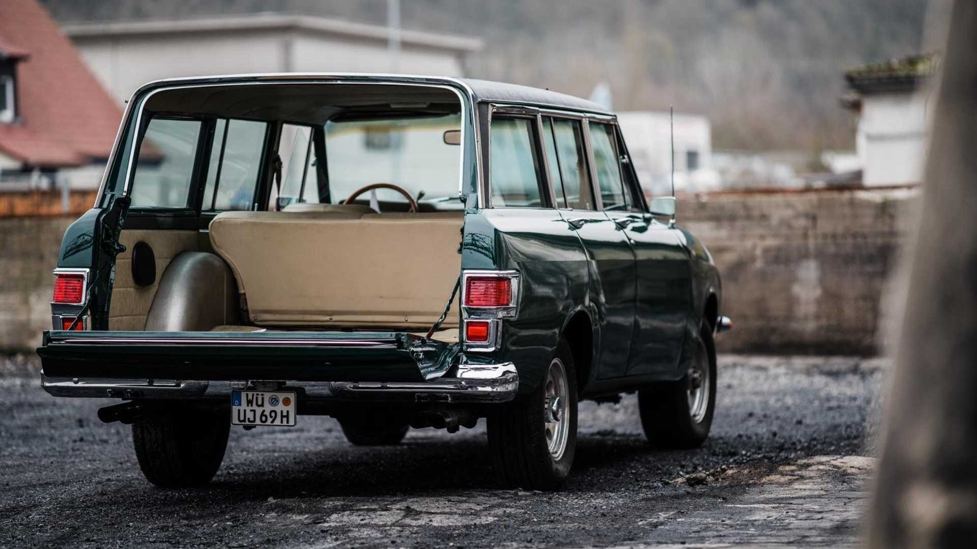 Jerrari, il SUV metà Jeep, metà Ferrari: le immagini