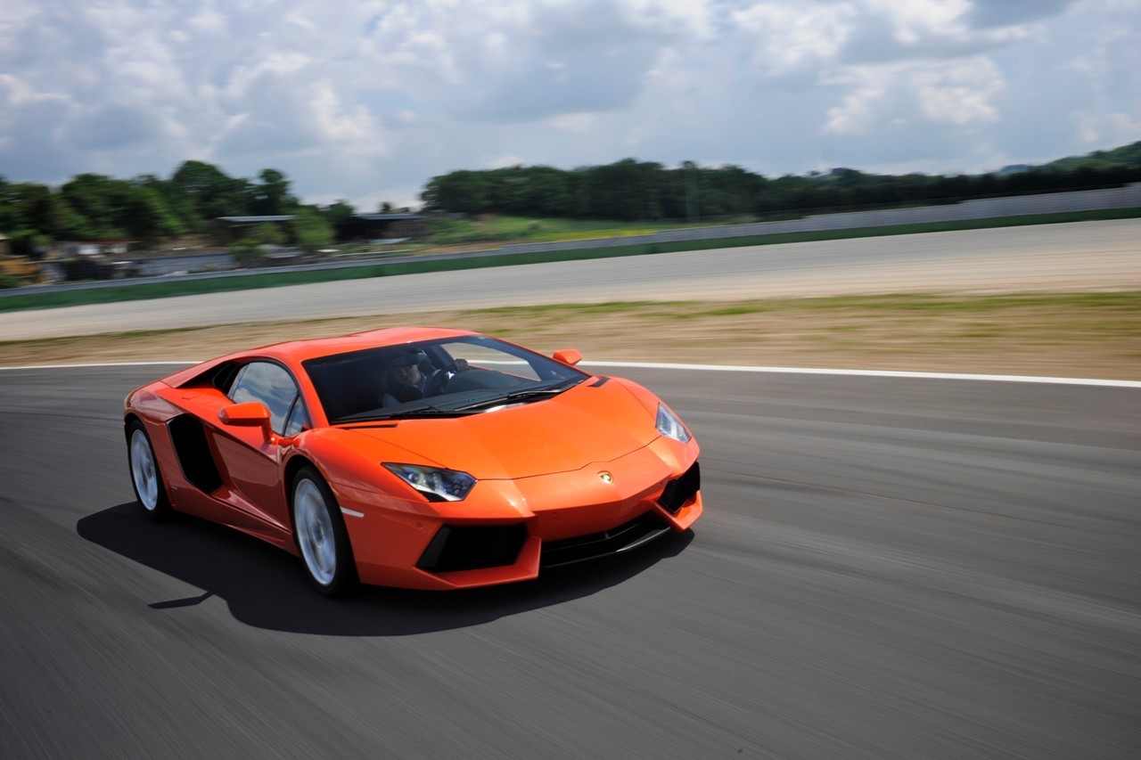 Lamborghini V12: la storia nelle immagini