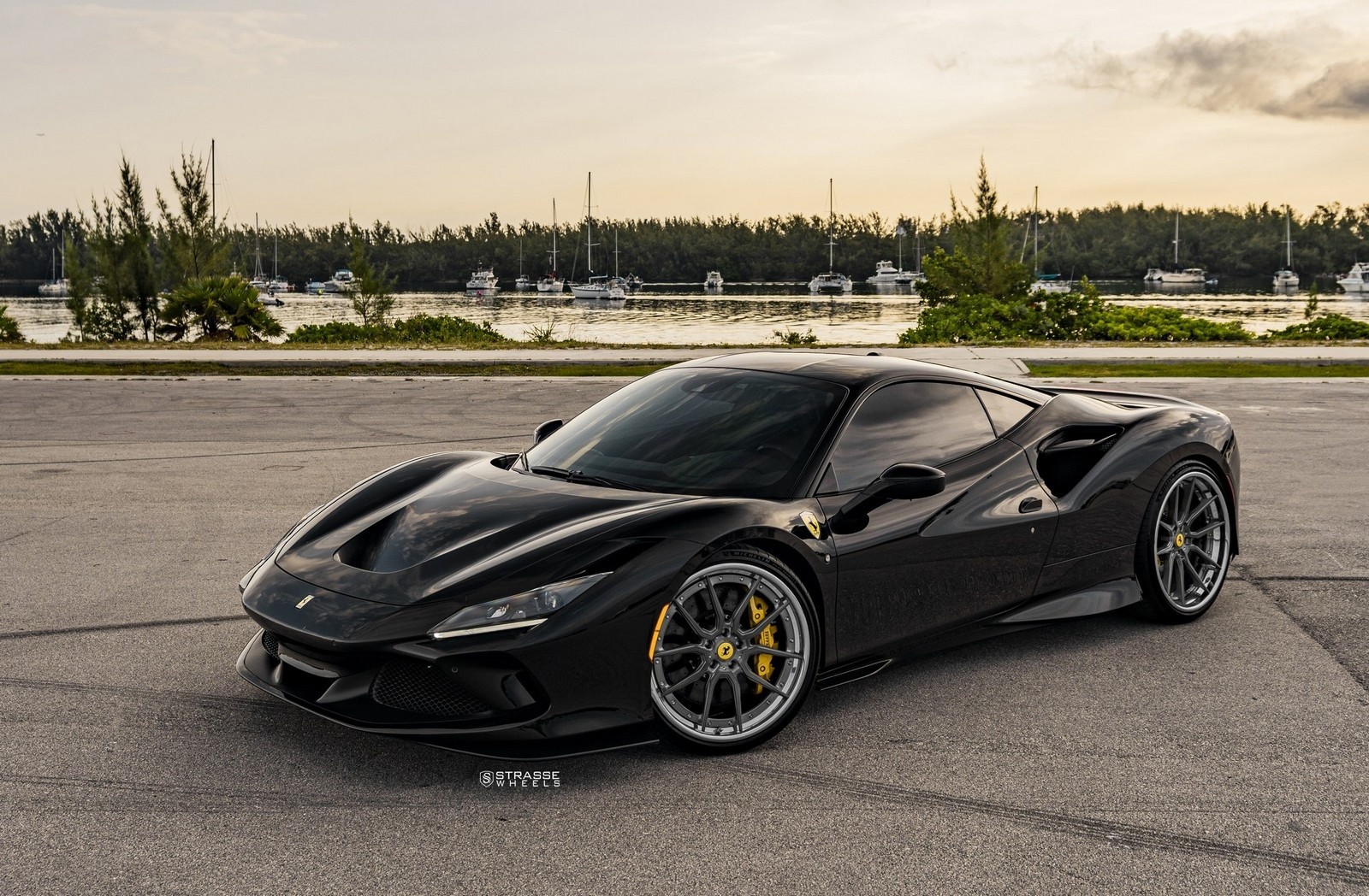 Ferrari F8 Tributo con cerchi Strasse