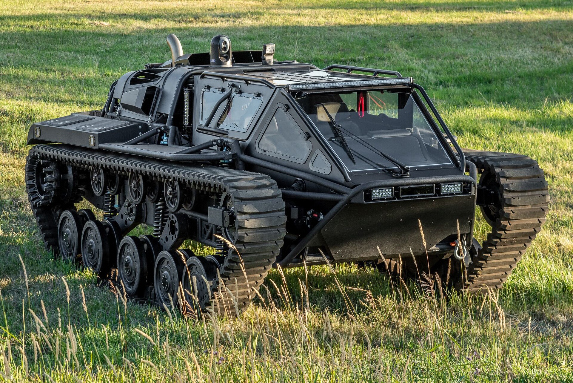 All'asta carro armato di lusso: le immagini