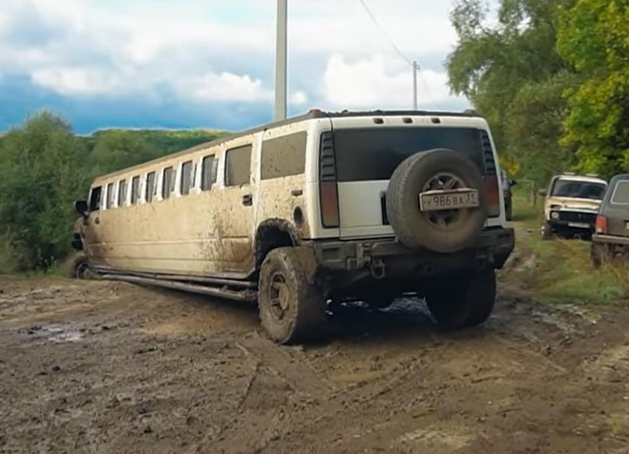 Hummer H2 in fuoristrada: le immagini