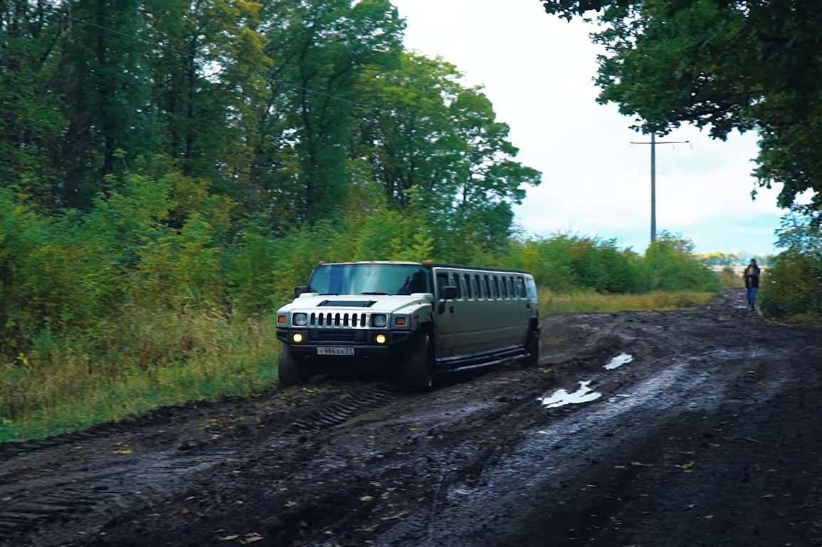 Hummer H2 in fuoristrada: le immagini