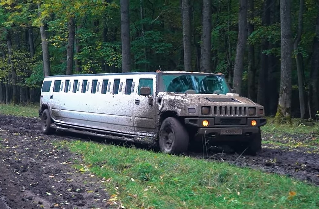 Hummer H2 in fuoristrada: le immagini
