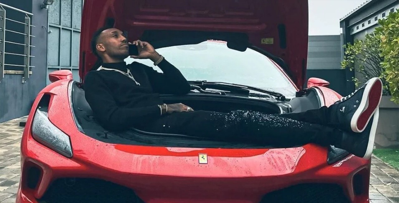 L'incredibile parco auto del calciatore Aubameyang: le immagini