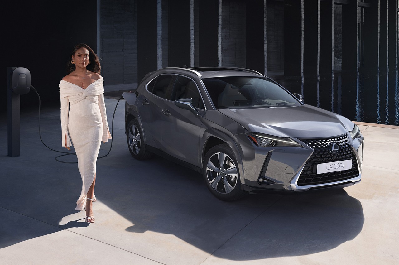 Lexus UX 300e 2023: le foto