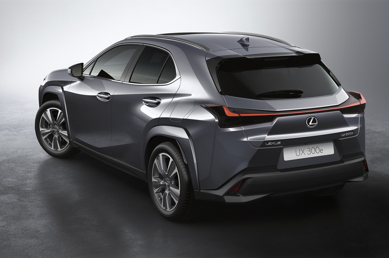 Lexus UX 300e 2023: le foto