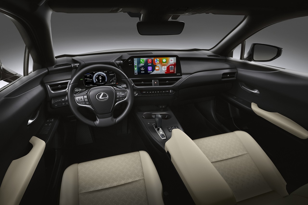 Lexus UX 300e 2023: le foto
