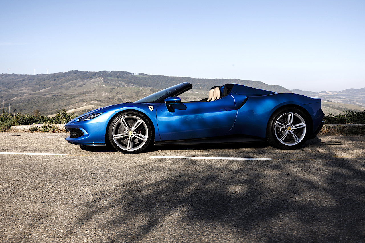 Ferrari 296 GTS: le foto della prova su strada