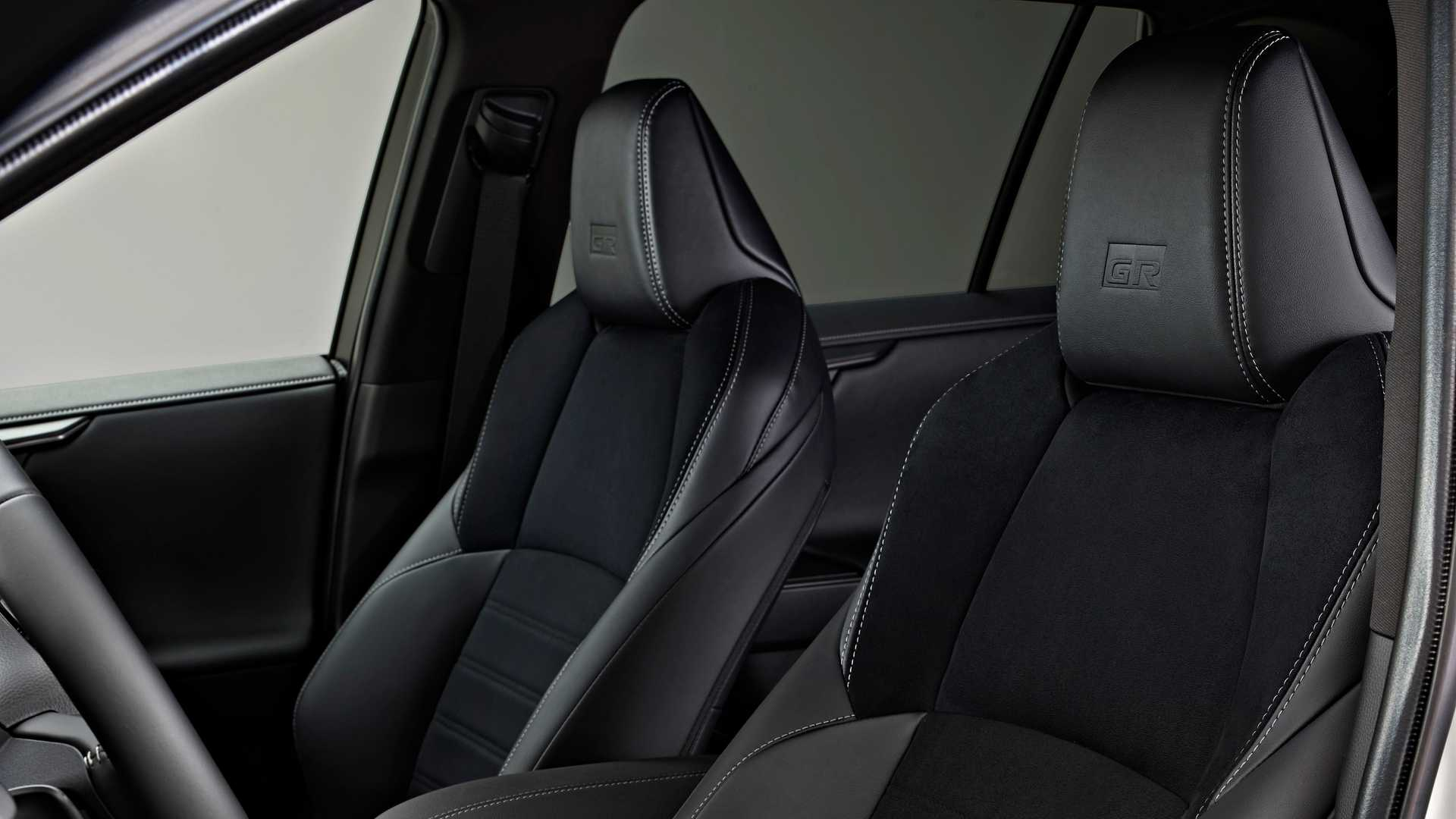 Toyota RAV4 GR Sport: le immagini ufficiali