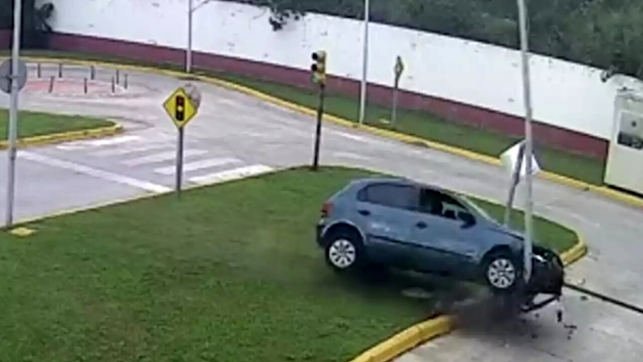 Quanto Dura L'esame Di Guida Pratico Disastroso esame di guida per una donna di 63 anni che si ribalta con l