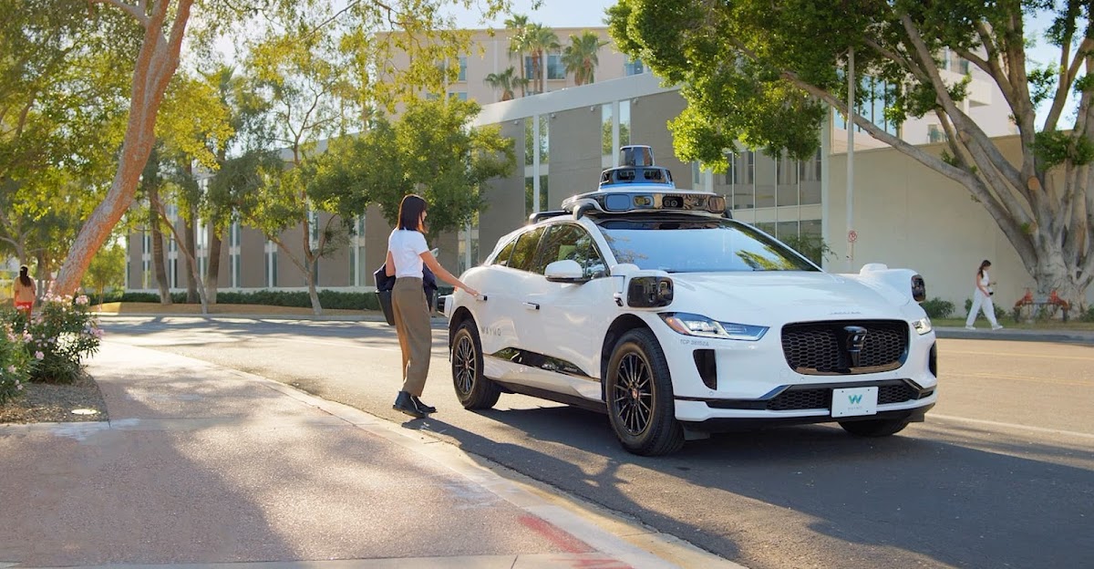 Waymo e Waze: i robotaxi segnalano buche per migliorare la sicurezza stradale