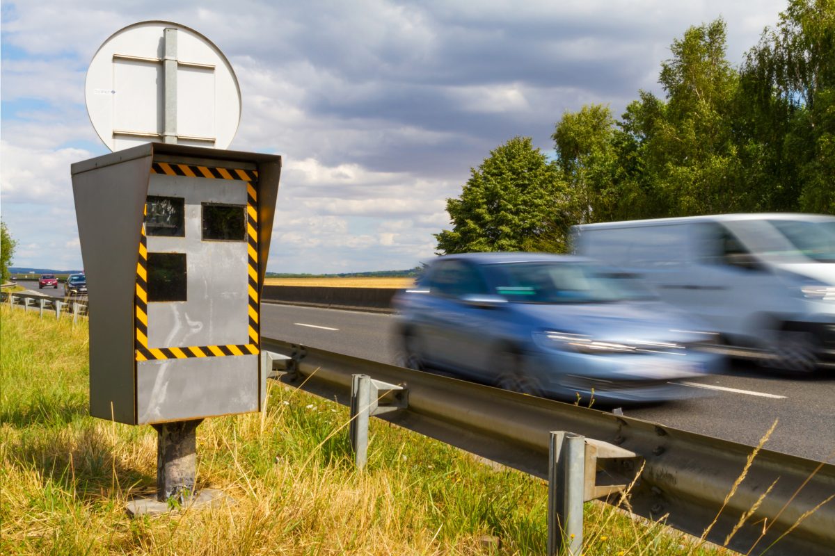 Un automobilista frena e accelera per evitare un autovelox, ma il Tutor registra la velocità media