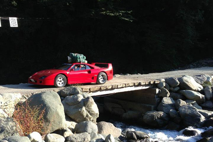 https://www.autoblog.it/app/uploads/2025/04/Ferrari-F40-Camping-10.jpg