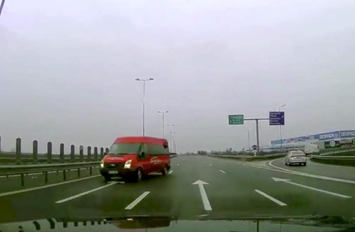 https://www.autoblog.it/app/uploads/2025/04/contromano.jpg