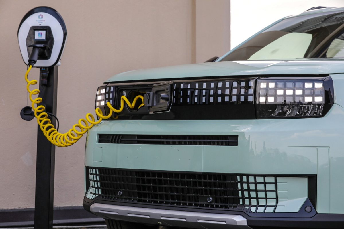 https://www.autoblog.it/app/uploads/2025/04/fiat-grande-panda-cavo-ricarica_1-scaled.jpg