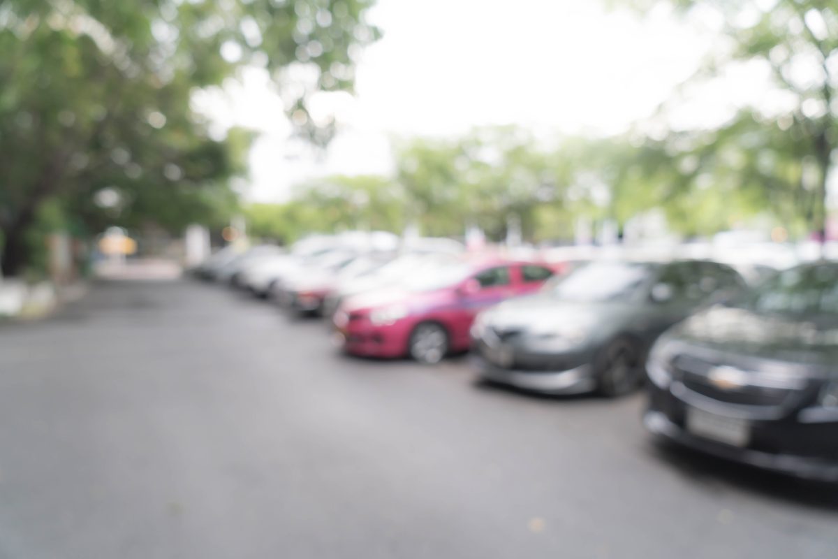https://www.autoblog.it/app/uploads/2025/05/auto-parcheggiate-scaled.jpg