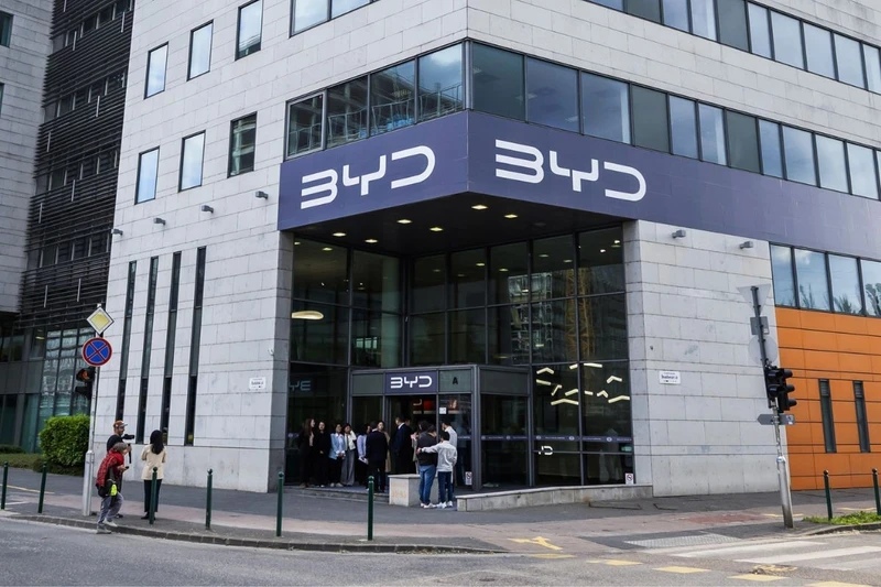 https://www.autoblog.it/app/uploads/2025/05/byd-u2018s-european-business-headquarters-in-budapest.jpg