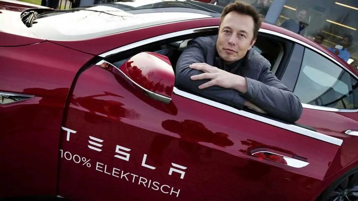 https://www.autoblog.it/app/uploads/2025/05/elon-musk-a-bordo-di-una-tesla-model-s-scaled.jpg