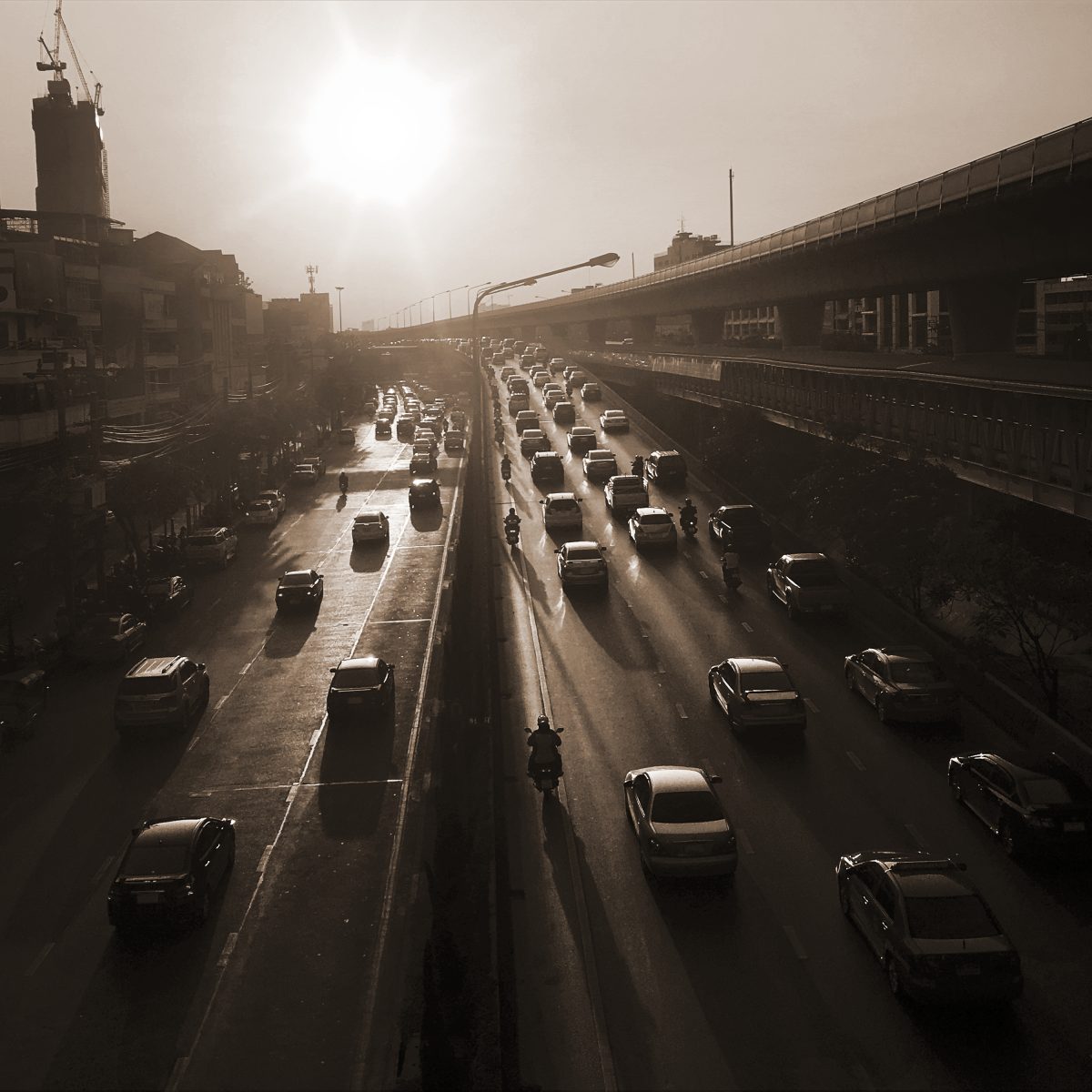 https://www.autoblog.it/app/uploads/2025/05/strada-citta-bangkok-scaled.jpg