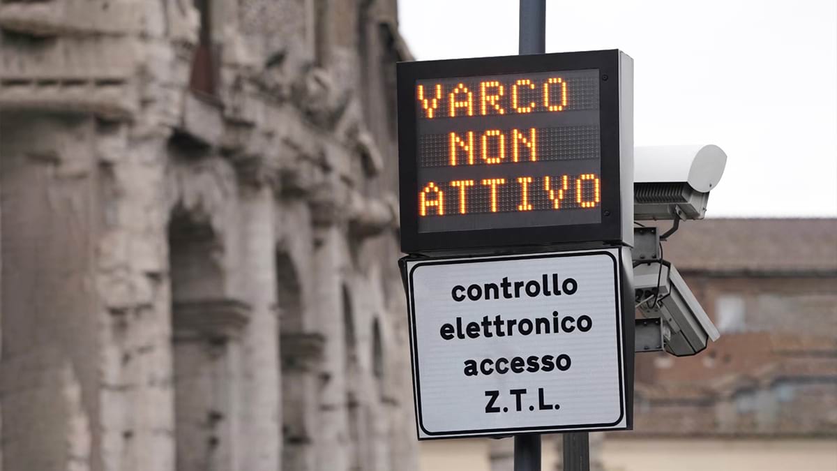 Rinvio ZTL Fascia Verde Roma: stop ai varchi elettronici e caos politico