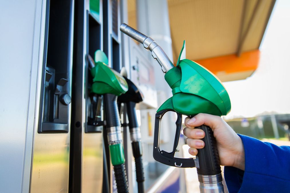 Automobilisti francesi mescolano benzina e E85 per risparmiare, ma rischi per le auto non compatibili