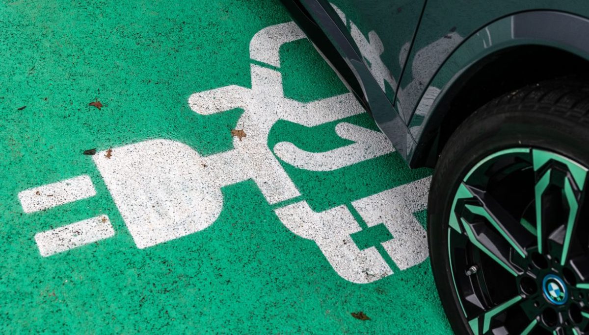 Auto elettriche aziendali collegate al mattino, creando picchi di consumo nella rete elettrica