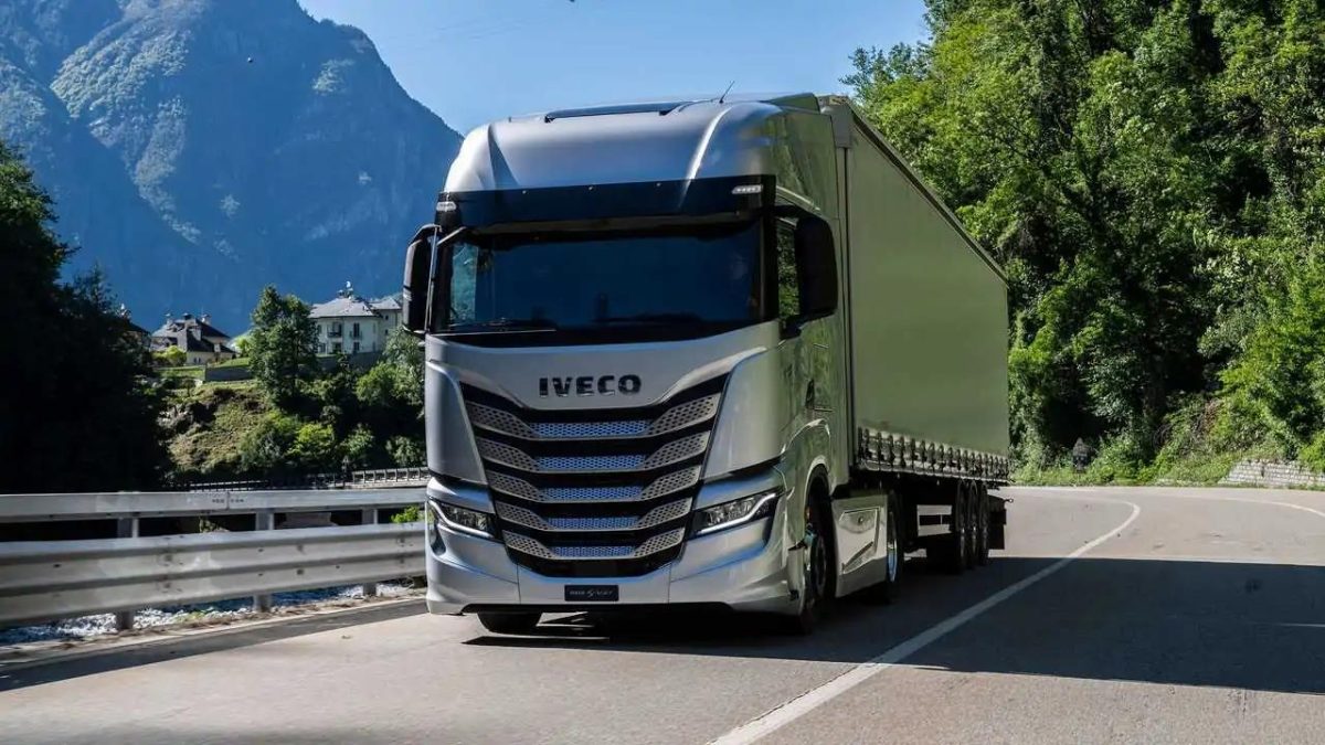 Tir si spinge a 168 km/h, follia in autostrada: gravi conseguenze