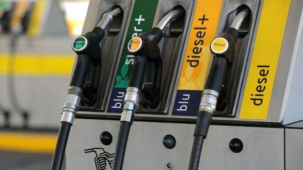 Dopo 40 giorni di rincari, i prezzi di benzina e diesel iniziano a scendere