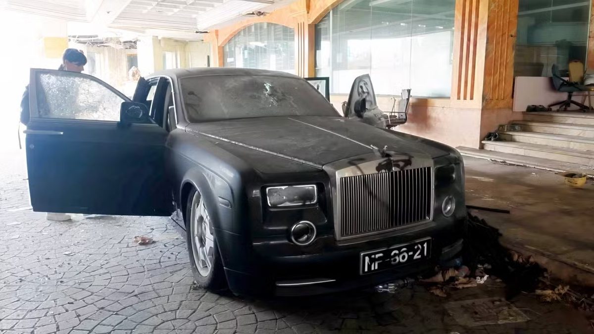 Auto stupende nell'hotel abbandonato: c'è anche una Rolls-Royce