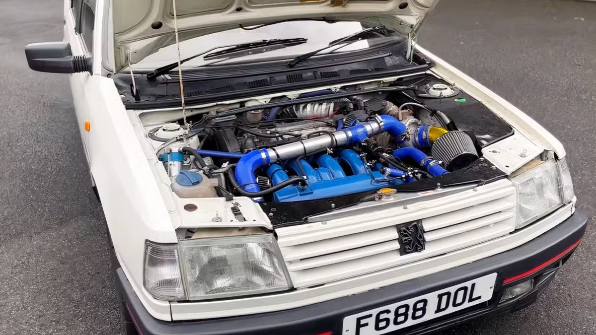 Nessuno potrebbe pensare che questa vecchia Peugeot ha 400 CV