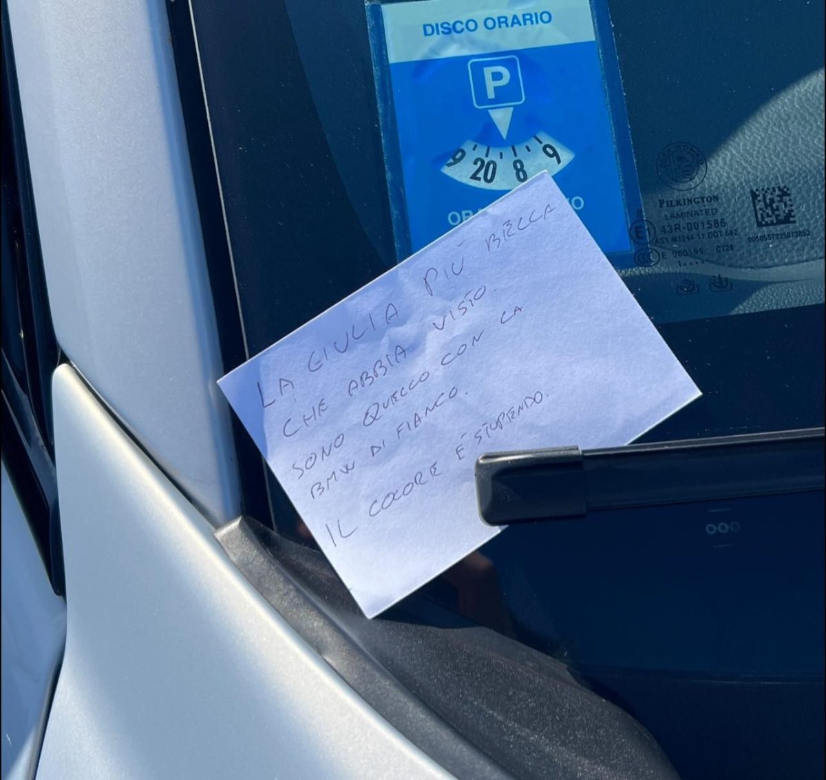 Un biglietto d'amore per l'auto parcheggiata accanto: