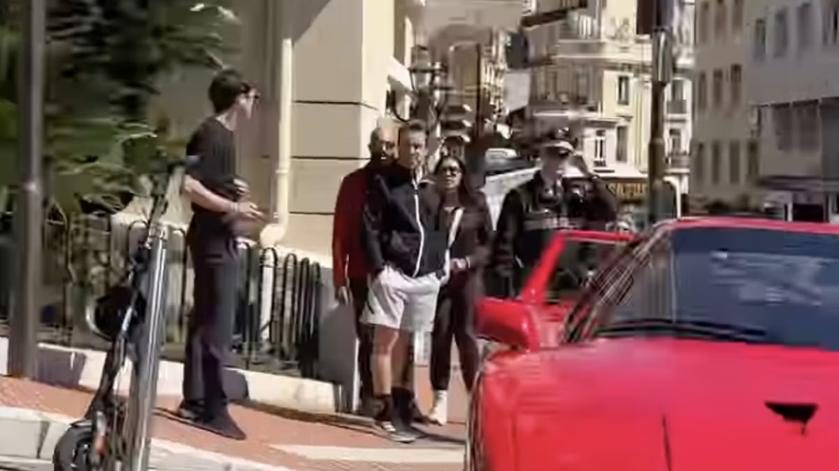Alonso e la sua Ferrari F40 bloccati nel traffico di Monaco durante il GP Historique 2026