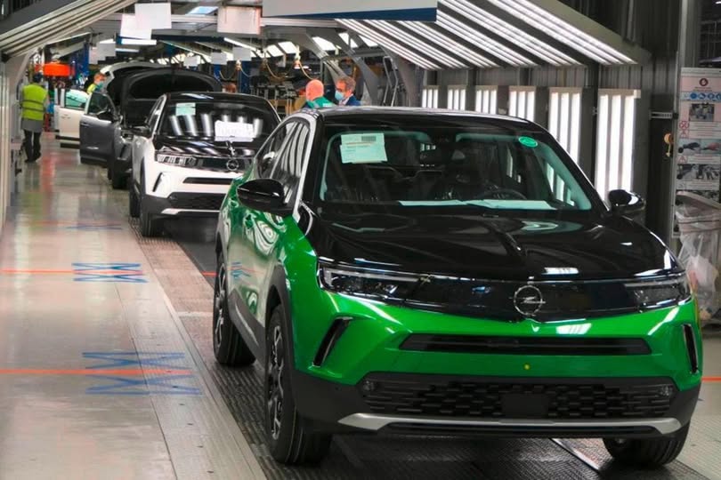 Crisi auto in Francia: Poissy chiude la produzione entro il 2028 - Autoblog