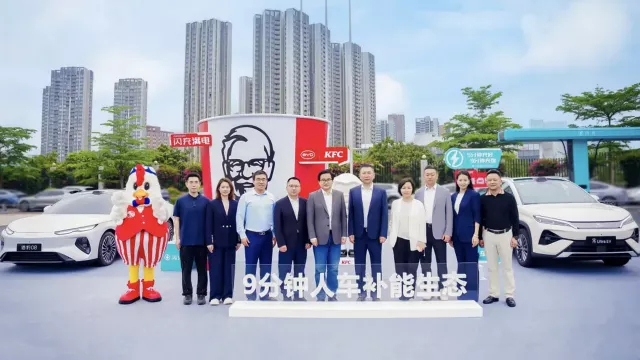 BYD rivoluziona la ricarica elettrica: 9 minuti e un pasto da KFC pronto