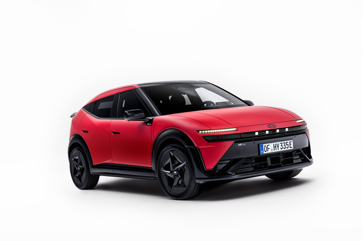 Hyundai IONIQ 3: debutto della hatchback elettrica con autonomia fino a 496 km