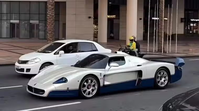 Un'esclusiva Maserati MC12 avvistata in strada a Dubai: solo 50 esemplari nel mondo