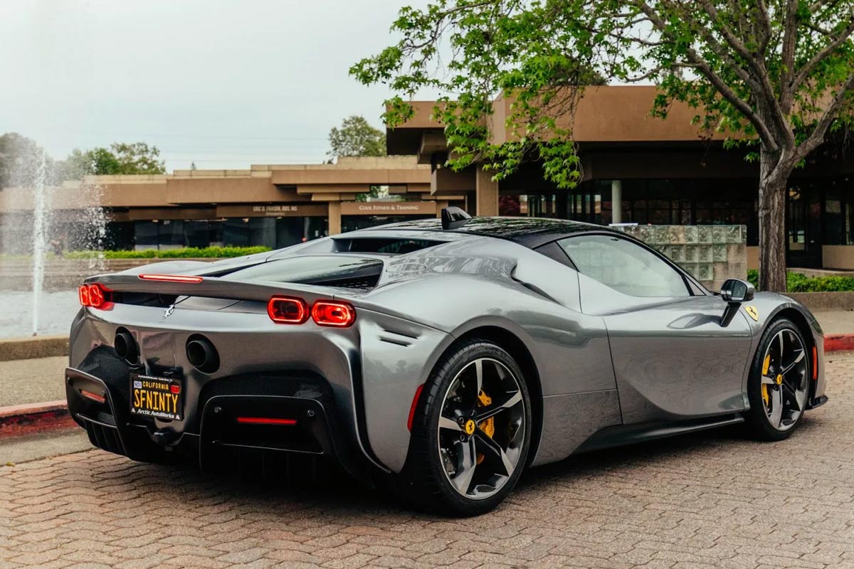 Ferrari SF90 Stradale: svalutazione di 173mila euro in due anni sorprende il mercato