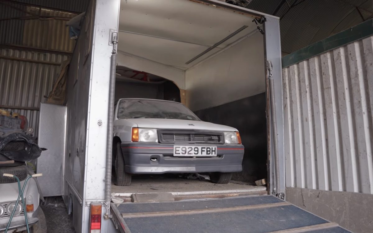 Una Opel Corsa 1.3 SR del 1992 riemerge dopo 12 anni di inattività in un box