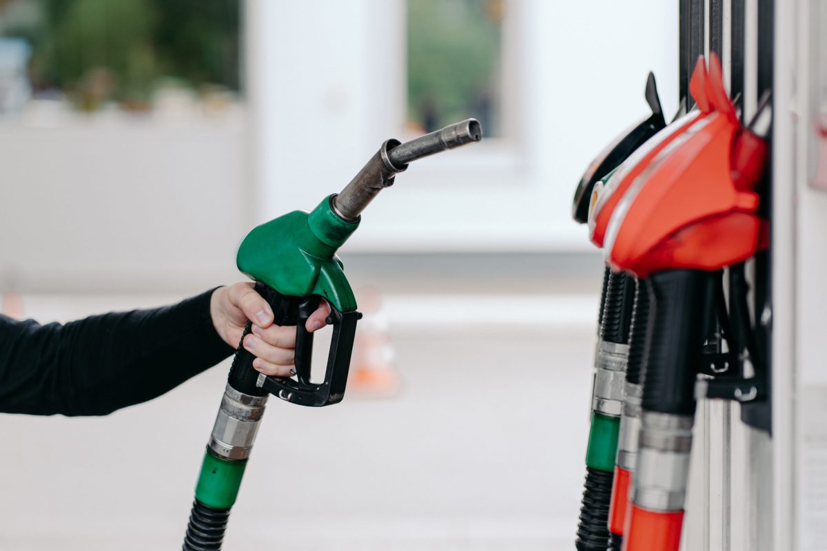 Un automobilista francese paga 8.500 euro per un errore di carburante non suo, causato da un'inversione tra benzina e diesel in una stazione di servizio
