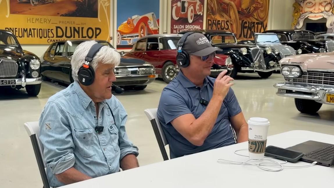 Tyler Hoover e Jay Leno discutono su una Mercedes 300 SL restaurata in vendita