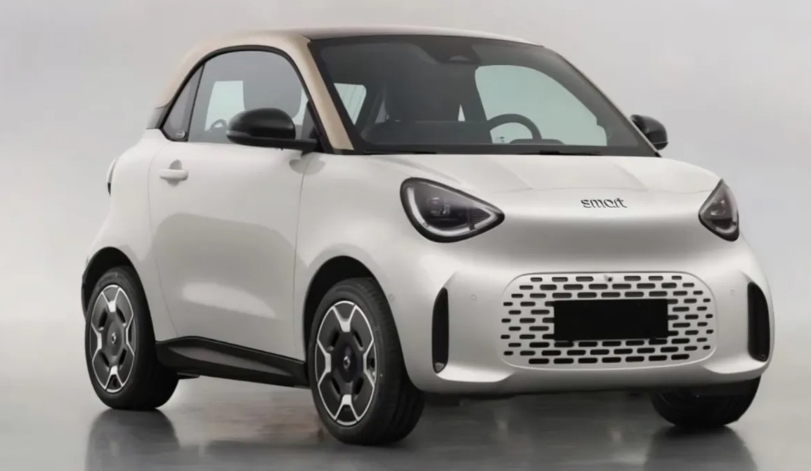 Una microcar elettrica di colore nero e grigio, con dimensioni ridotte, parcheggiata in un'area urbana