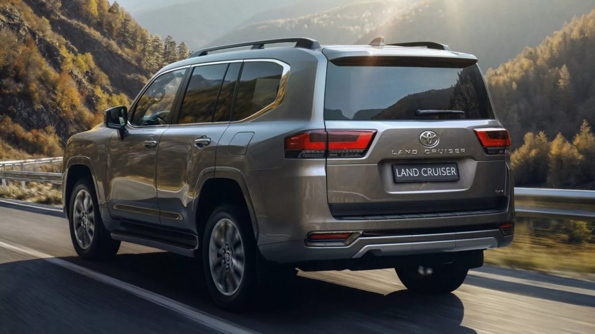 Toyota Land Cruiser 300 con sistema ibrido da 457 CV e 790 Nm, dotato di tecnologie avanzate per l'off-road