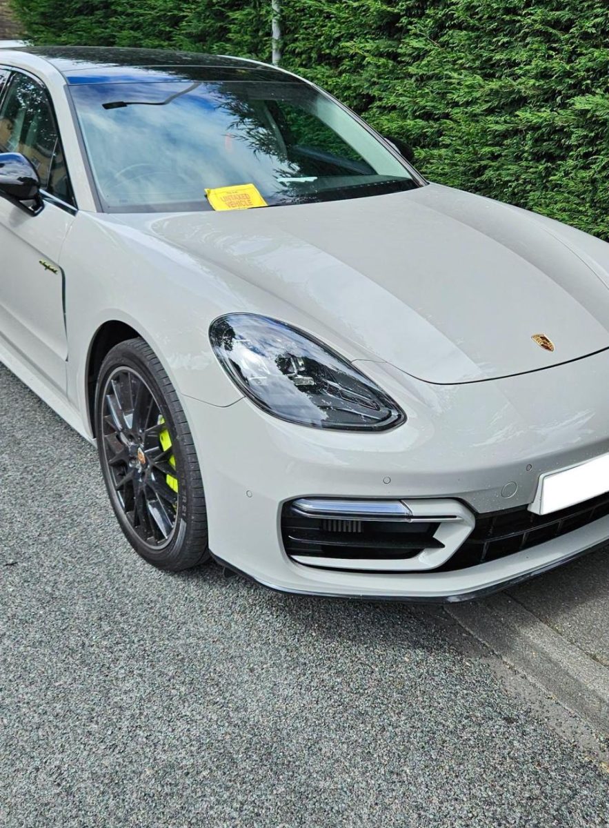 Una Porsche Panamera viene sequestrata da polizia per mancanza di documenti di revisione e tassa